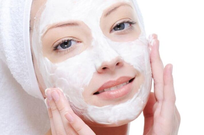 Aplicar una mascarilla para rejuvenecer la piel del rostro en casa. 